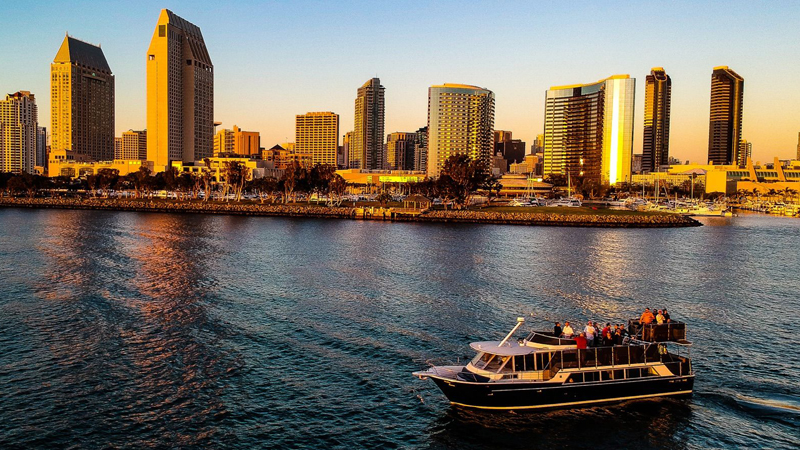 Bella Luna in the bay Bella Luna in the bay